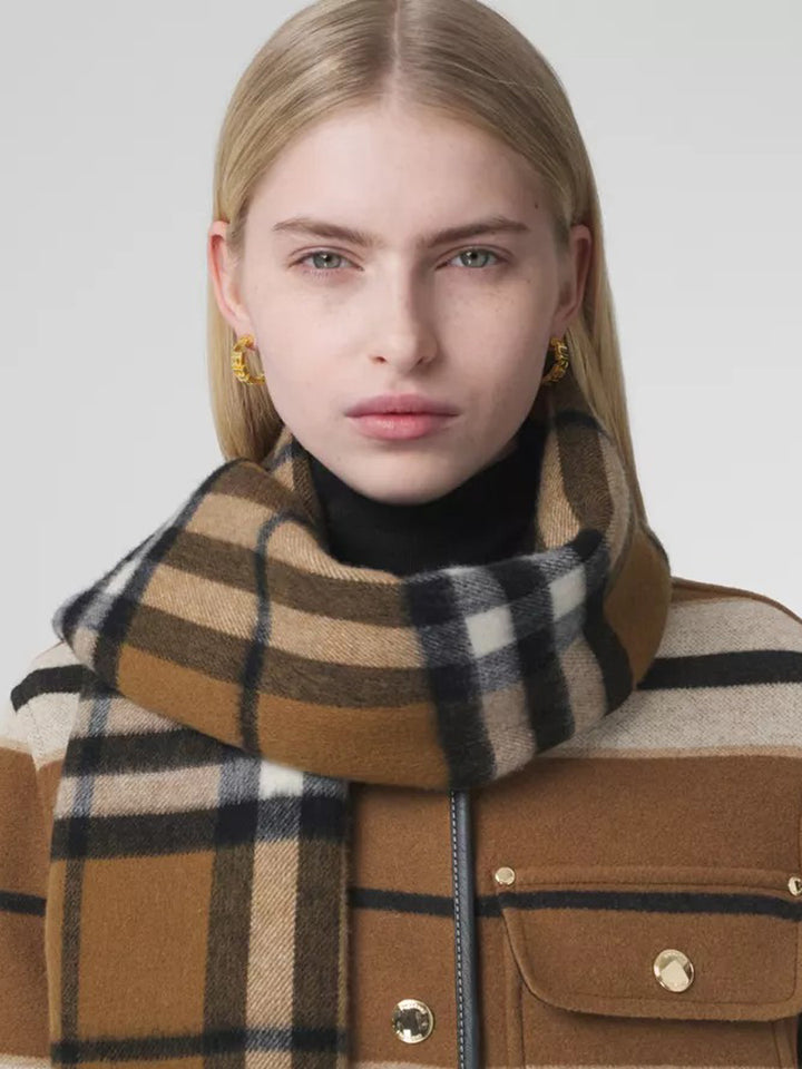 Burberry Ladies Scarf 80497001